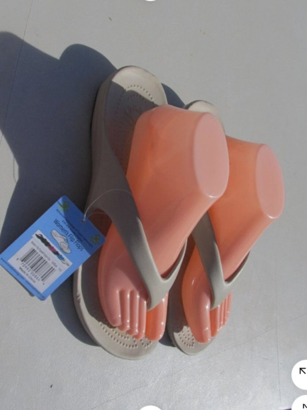 Dawgs Womens size 11 tan Flip Flops Comfortable , Easy Clean Women Sandals nwt